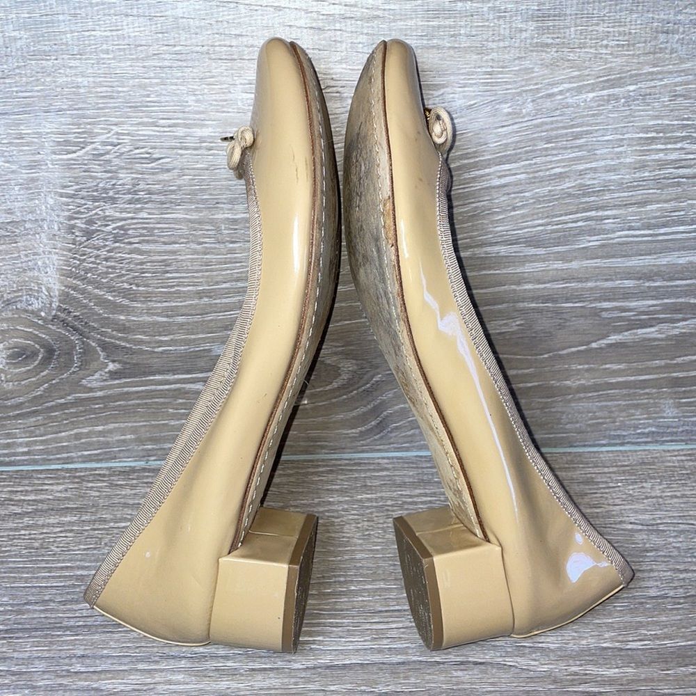 Tory Burch Chelsea Nude Tan Patent Leather Women’s Size 8M Bow Charm Heeled Pump - Picture 9 of 13
